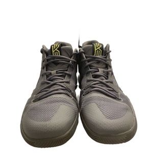 Kyrie’s 3 Cool grey size 13